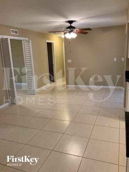 Building Photo - 233 SW 38th St