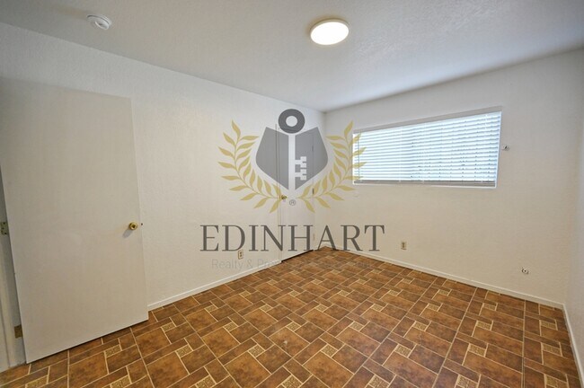Building Photo - 2303 S Poppy Ave