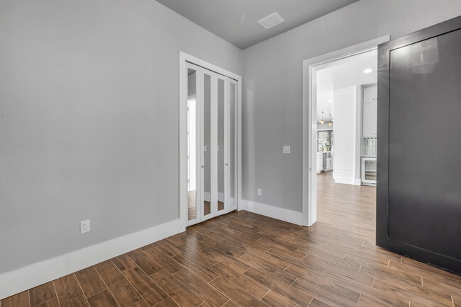 Building Photo - 1707 N Peninsula Ave