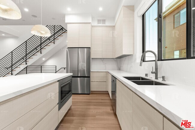 Building Photo - 1541 1/2 Hi Point St