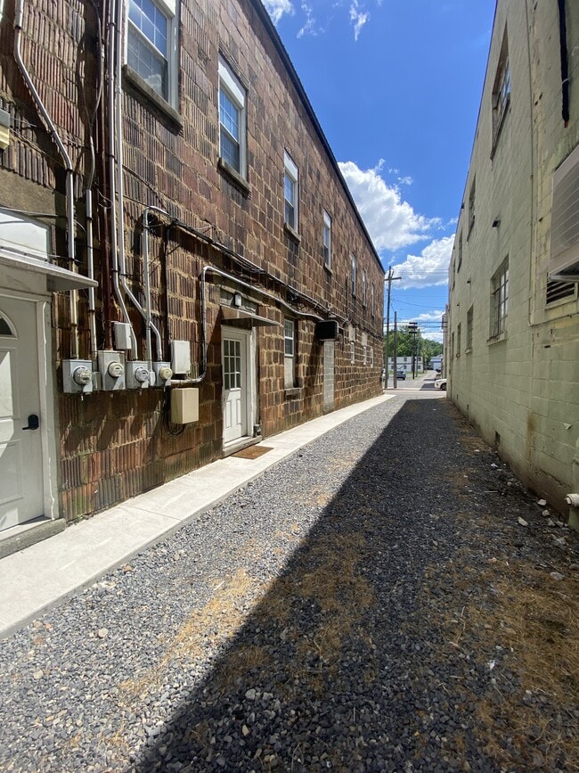 Building Photo - 181 Armstrong St