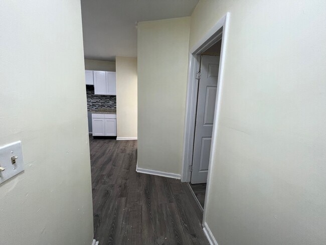 Building Photo - 99 Lounsbury Ave