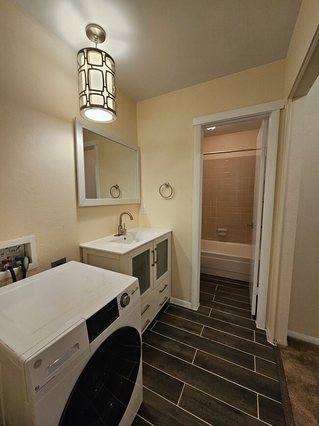 Building Photo - (1) Bed/(1.5) Bath Cardinal Creek Condo Avail NOW!