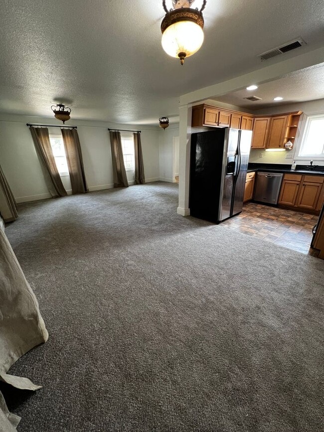Building Photo - Nice two bedroom two bath home away from t...