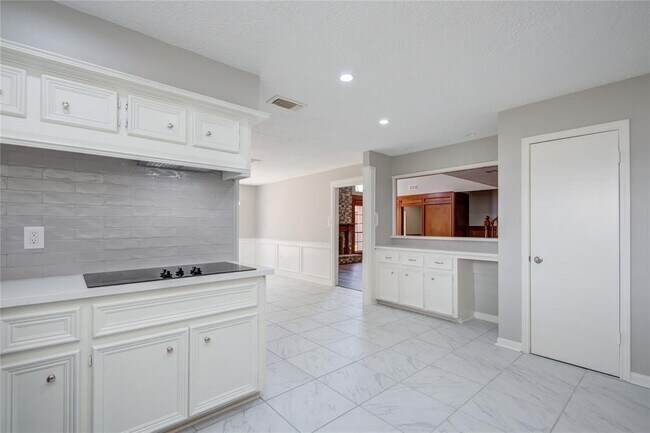 Building Photo - 11918 Glenway Dr