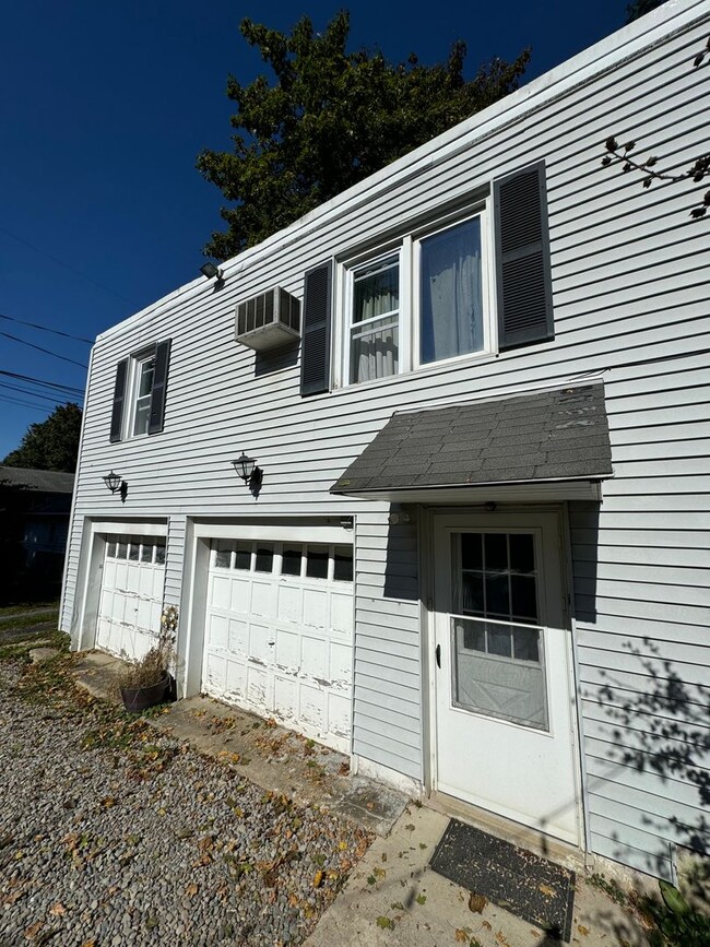 Building Photo - TWO BEDROOM 2nd Floor Rear Apartment in Pa...