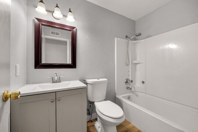 Building Photo - 2863 Roseann Ave