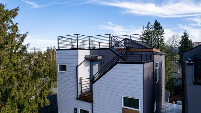 Building Photo - Newly Built Air-Conditioned Luxury Townhome in Highly Desired Admiral