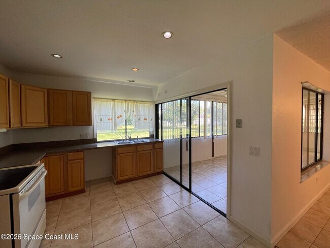 Building Photo - 997 Mariposa Dr NE