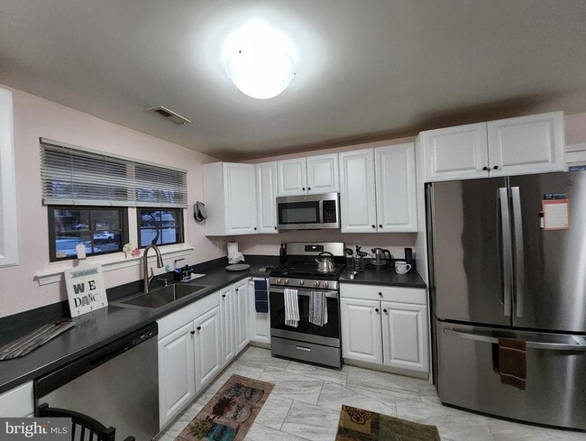 Building Photo - 2 Adam Ct