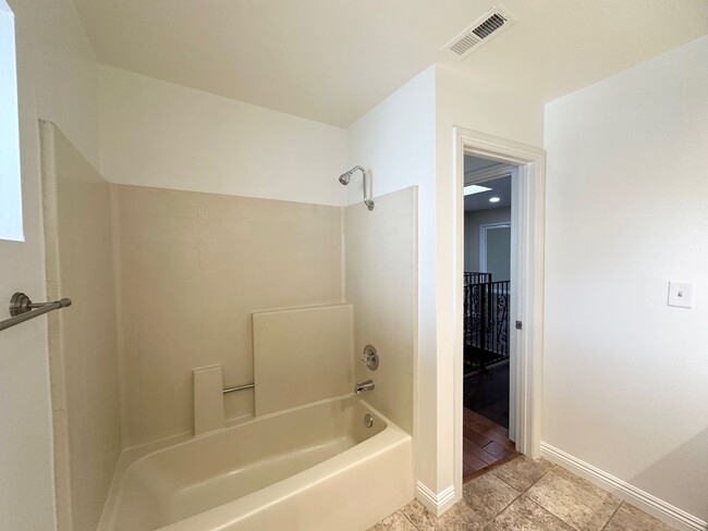 Building Photo - Spacious Townhome with Inviting Large Pati...