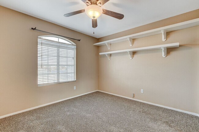 Building Photo - Spacious Townhome w/large yard! Near Summe...