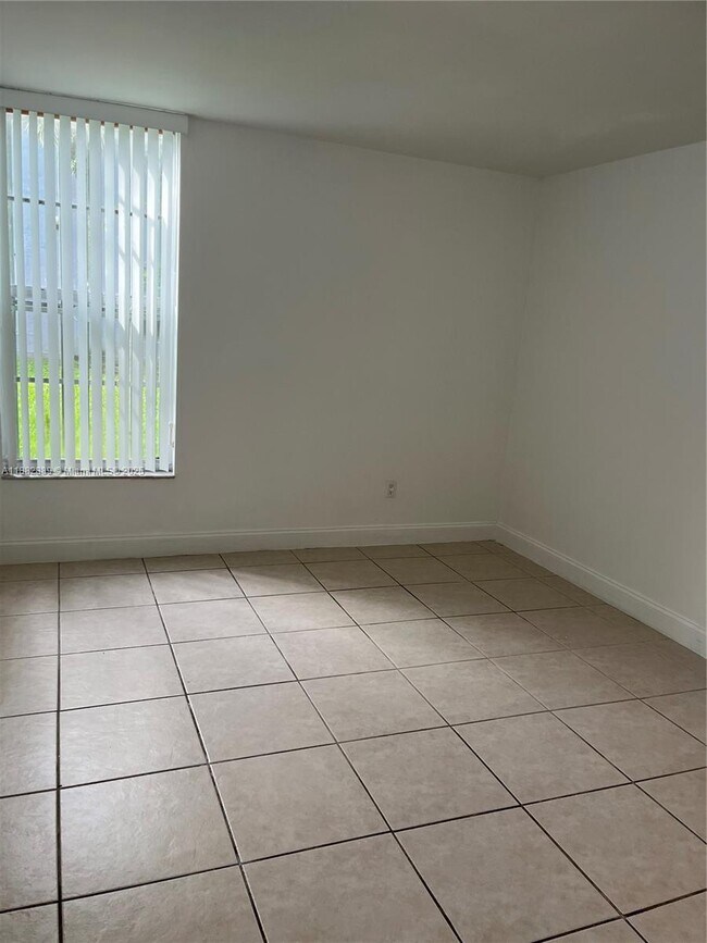Building Photo - 210 Fontainebleau Blvd