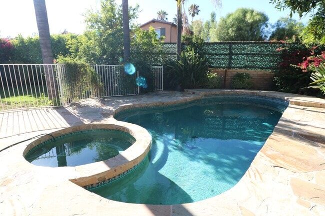 Building Photo - Beautiful West Hills Pool Home For Lease!