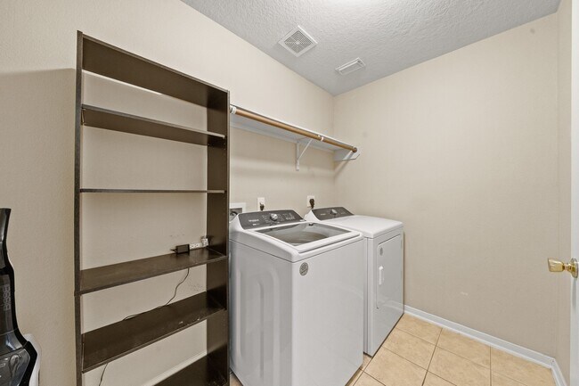 Building Photo - 15519 Elm Leaf Pl