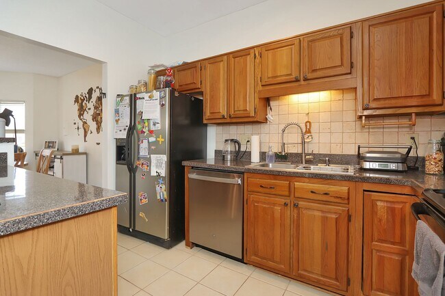 Building Photo - 1356 Lake Dr
