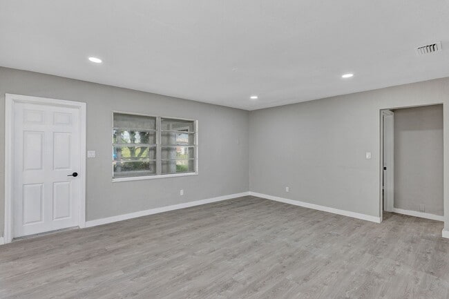 Building Photo - Charming 3-Bedroom Home with Spacious Yard & Enclosed Porch in Frostproof