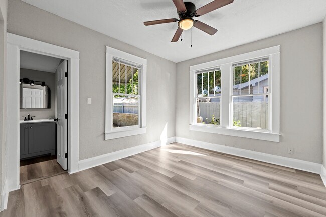 Building Photo - 1010 E Lake Ave