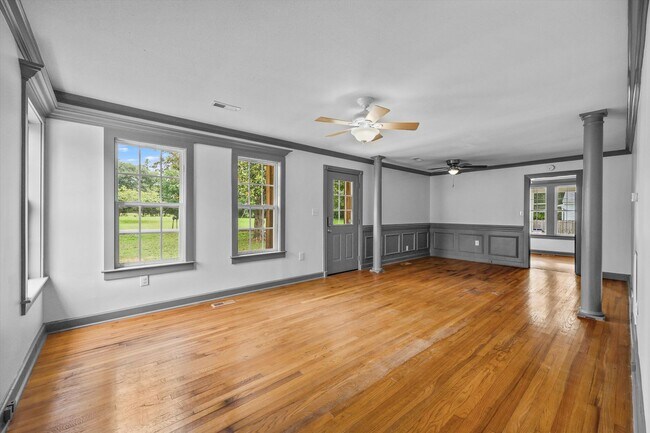 Building Photo - New Hope - fully remodeled gem