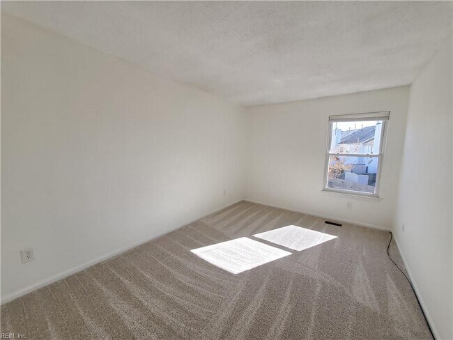 Building Photo - 833 Quesnel Dr