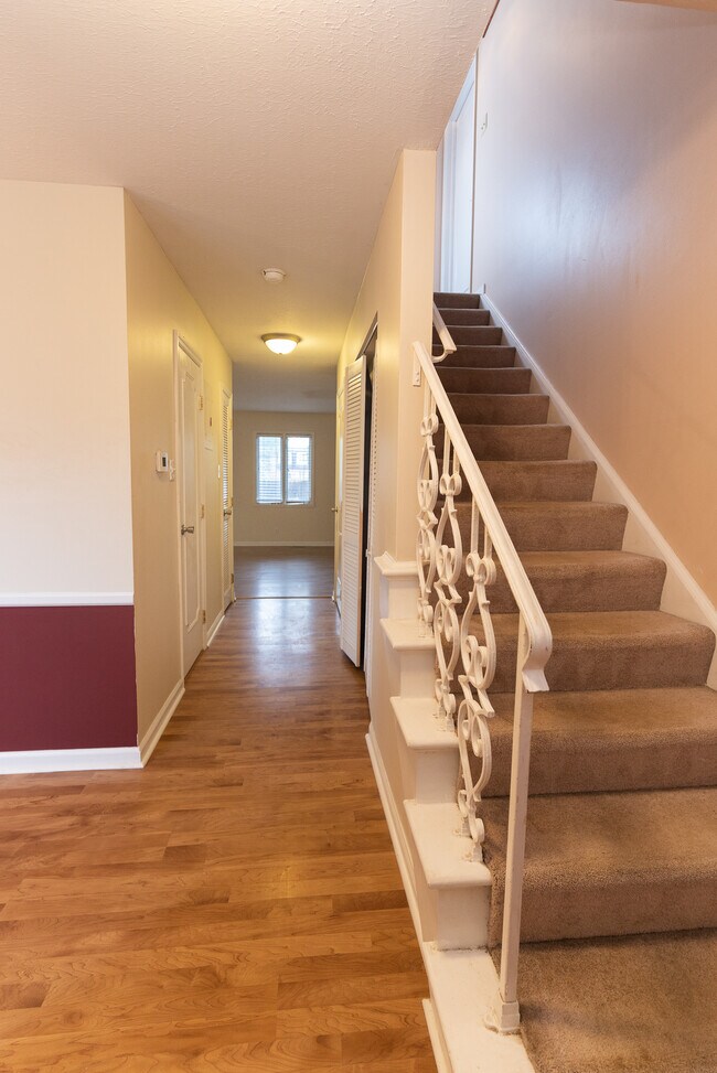 Spacious and very bright - 8508 Canterbury Sq E