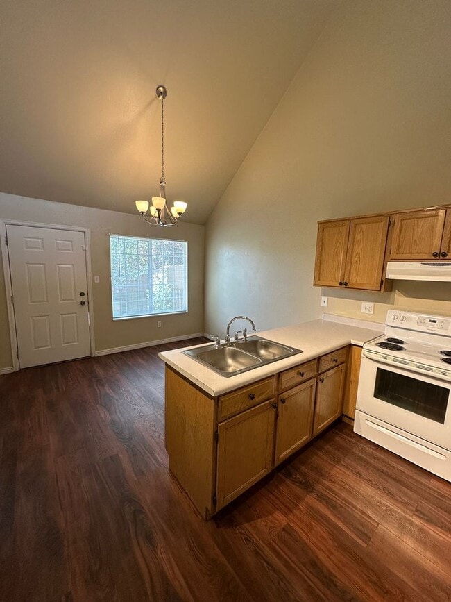 Building Photo - 3 BEDROOM, 2 BATHROOM TOWNHOUSE WITH 1 CAR...