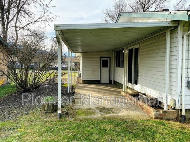 Building Photo - 208 Hawthorne St