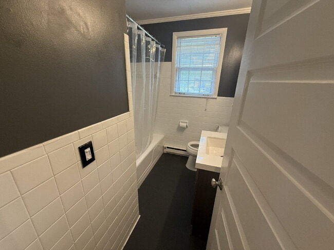 Building Photo - Updated 3 bed 2 bath. Garage and screened porch