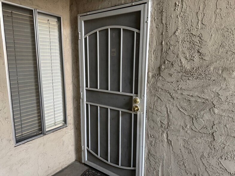 Building Photo - 12716 Lakeshore Dr