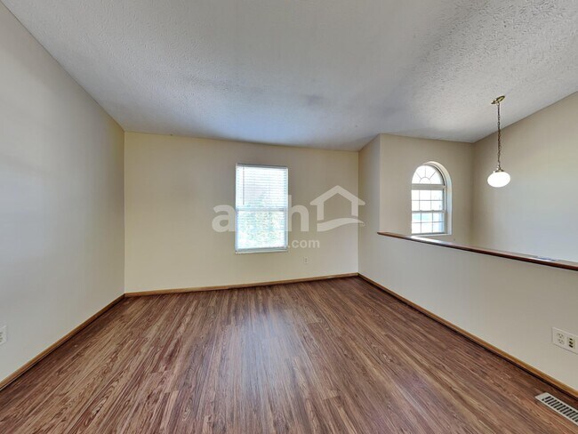 Building Photo - 212 Charing Cross St