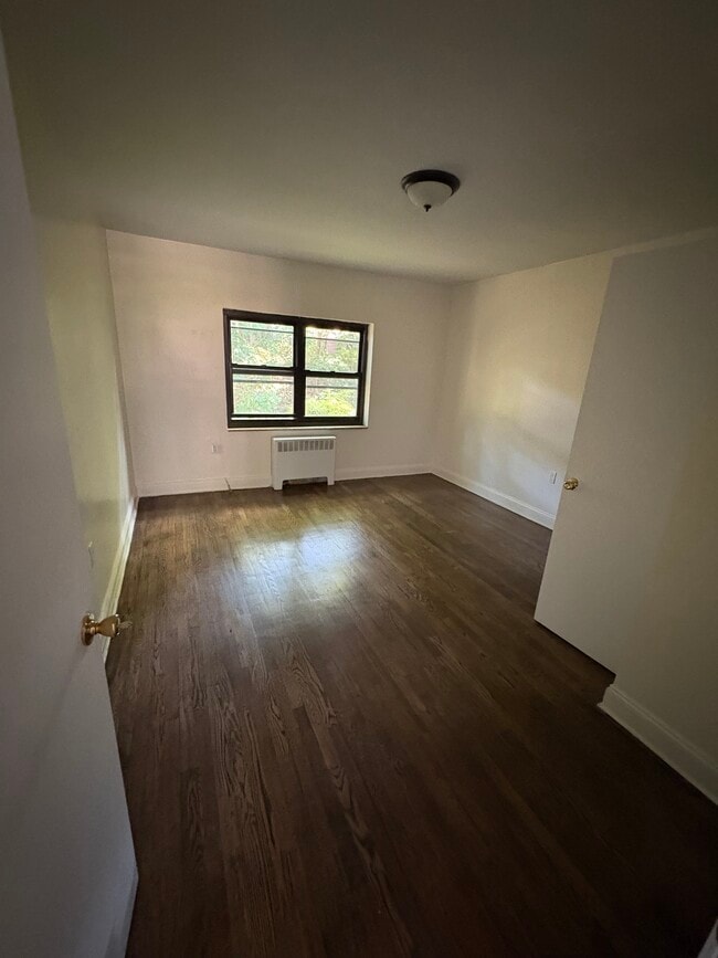 Building Photo - 636 Castleton Ave