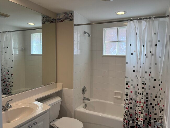 Building Photo - 3368 Greenway Dr