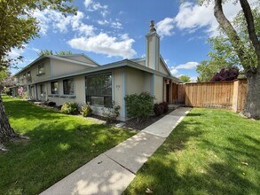 Building Photo - Adorable townhome in the desirable Woodside-Sparks community!