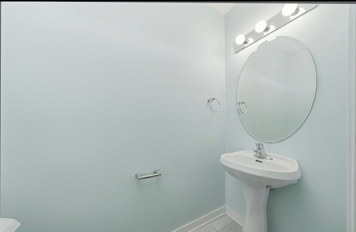 Building Photo - 1224 W Van Buren St