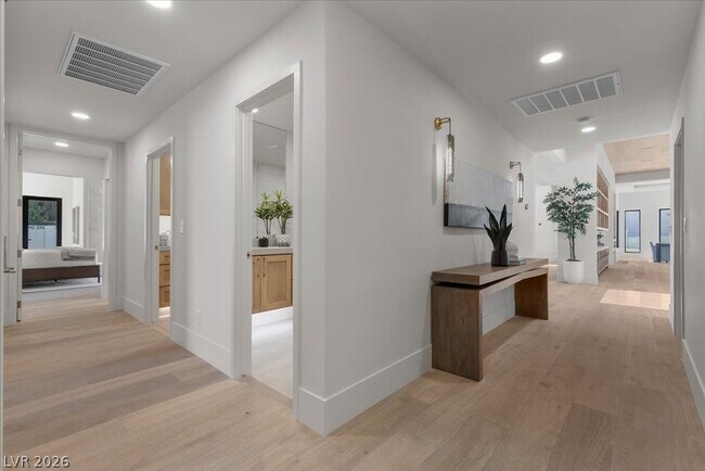 Building Photo - 2401 Driftwood Dr