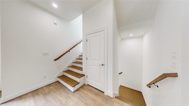 Building Photo - 1221 W 16th St