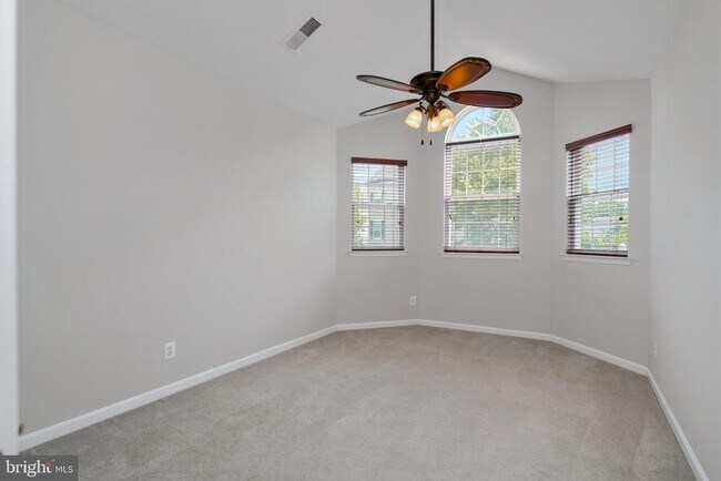 Building Photo - 13960 Greendale Dr