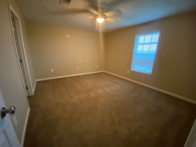 Building Photo - 3 bedroom 2 bath