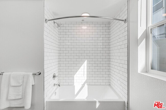 Building Photo - 10824 Blix St