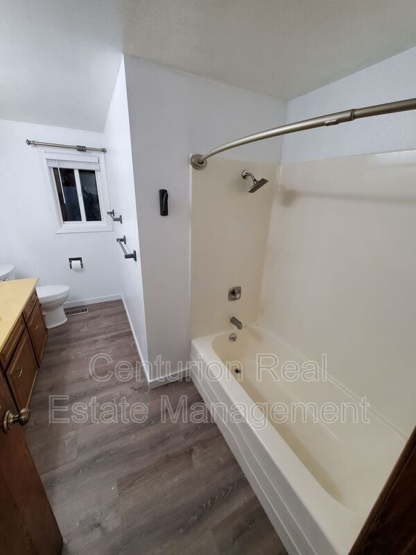 Building Photo - 869 Meadowlawn Dr SE