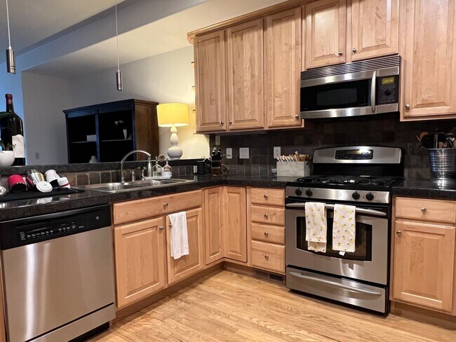 Building Photo - BEAUTIFUL 3 Bed 3.5 Bath Townhome in Dakota Ridge Village in North Boulder