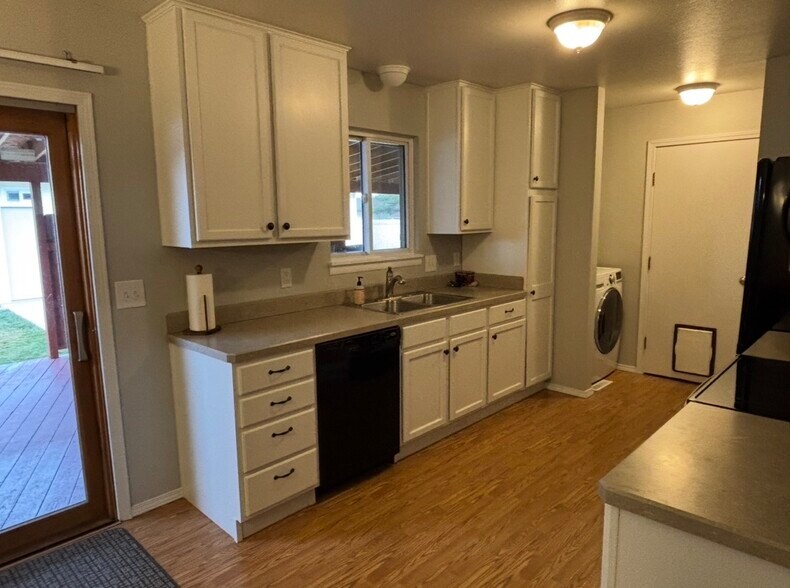 Building Photo - 3227 Lynn Ave