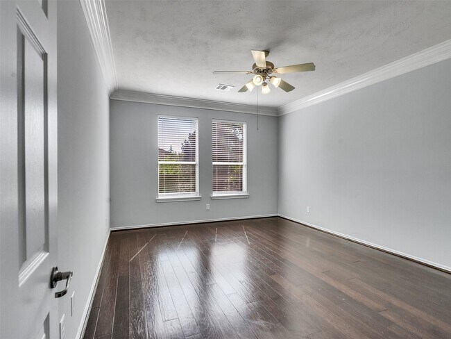 Building Photo - 114 N Hawkhurst Cir