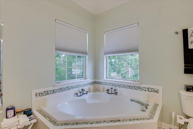 Building Photo - 4 bedroom 2.5 bath home on the water with ...