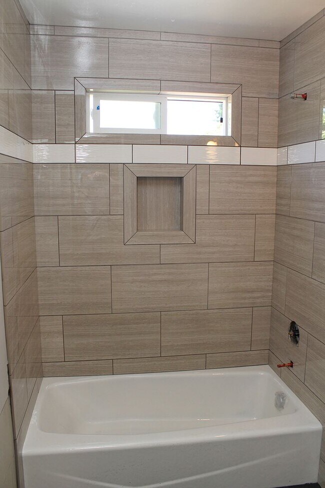 Building Photo - Super Cute 2 Bedroom Woodstock Bungalow wi...