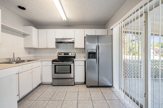 Building Photo - 6724 Summer Haven Dr