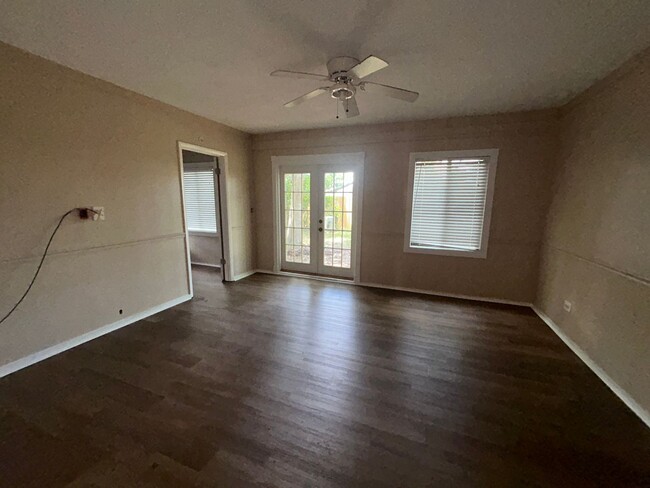 Building Photo - 400 Plumosa Ave
