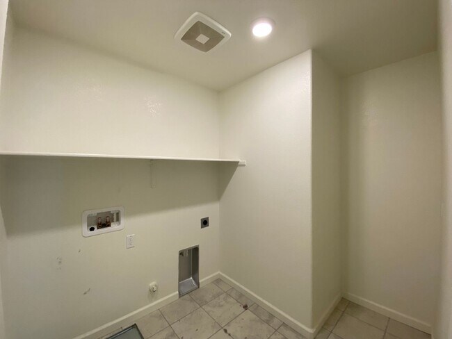 Building Photo - Gorgeous Like Low Maintenance 4 Bedroom wi...