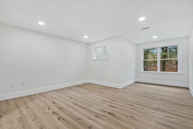 Building Photo - 19 Lily Pond Ln