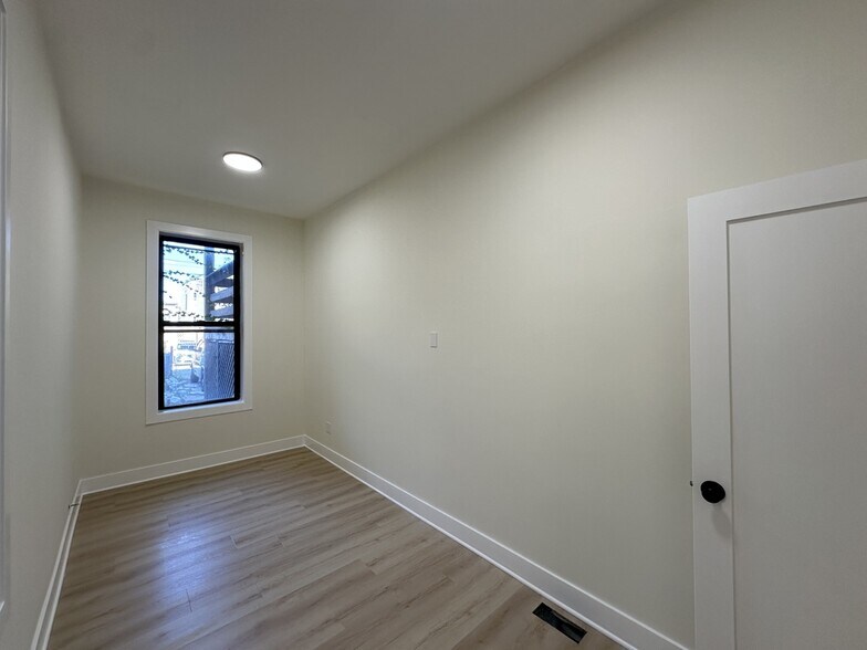 Building Photo - 1322 W Ohio St